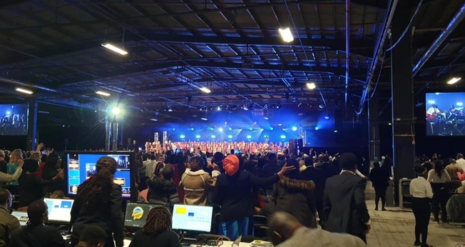 Centenas de pessoas participam de um culto da Igreja Cristã Redimida de Deus em Londres, marcado por louvor, oração e celebração comunitária. (Foto: RCCG)