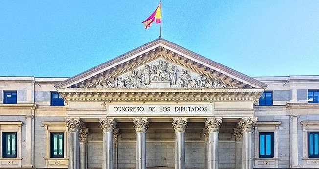 Fachada do Congresso dos Deputados, sede do Parlamento espanhol em Madri, onde tramita a proposta de incluir o aborto como direito constitucional. (Foto: Julian David Perez Del Basto/Creative Commons)