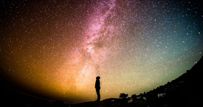 As evidências citadas vão desde o Big Bang até a complexidade do DNA e do genoma humano. (Foto: Unsplash/Greg Rakozy)