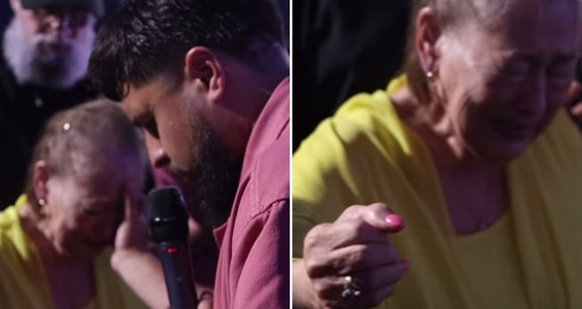 A idosa recebendo a oração no culto. (Foto: Reprodução/Instagram/Mario Esparza)