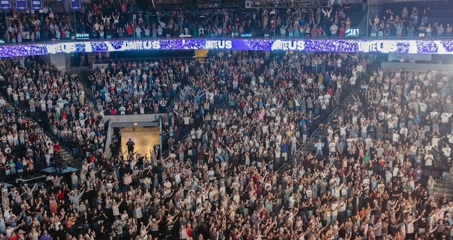 Milhares de estudantes se reuniram para ouvir a Palavra de Deus. (Foto: Instagram/Unite US)