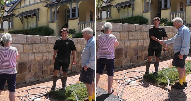 Elijah e os idosos no local. (Foto: Reprodução/Instagram/Elijah)