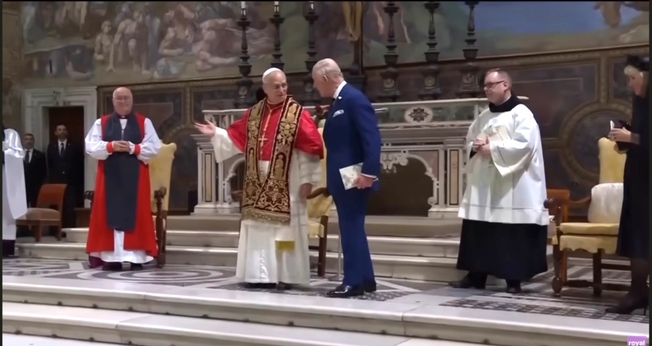 Rei Charles e o papa Leão na missa no Vaticano. (Foto: Reprodução/The Royal Family Channel).