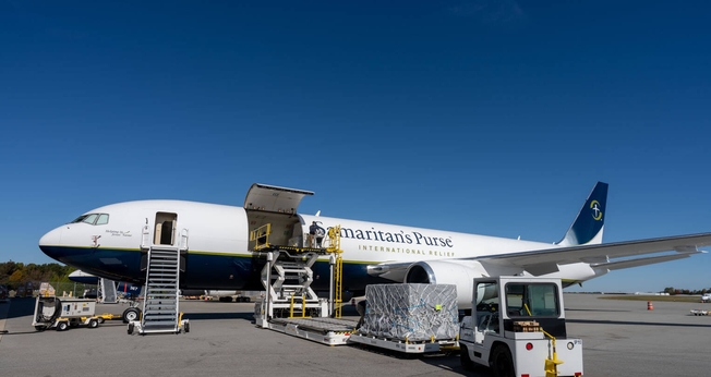 O avião da Samaritan’s Purse carregado decolou para Gaza. (Foto: Samaritan’s Purse).