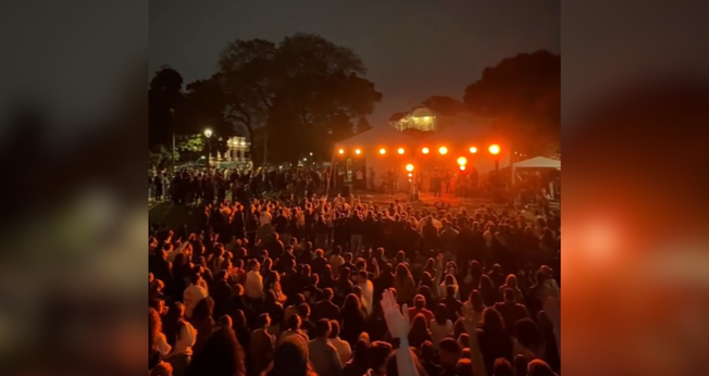 Praça de Curitiba foi palco de reunião entre jovens cristãos em noite de louvor. (Captura de tela/YouTube/gui.kilter)