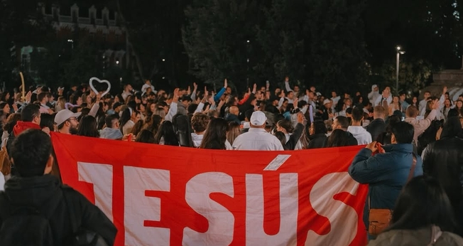 Evangelismo em praça de Madri. (Foto: Instagram/ somoslumenfest)