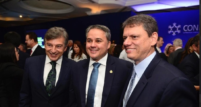 Cláudio Lottenberg, presidente da CONIB; Efraim Filho, senador (União-PB); e Tarcísio de Freitas, governador de SP. (Foto: Flavio Mello/CONIB)