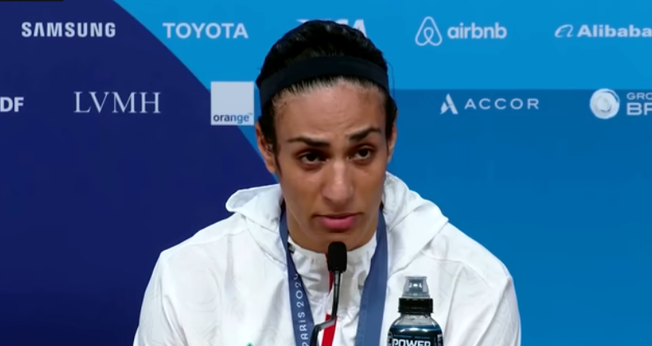 Imane Khelif durante entrevista após vitória no boxe nas Olimpíadas de Paris 2024 (Captura de tela/YouTube/Guardian)