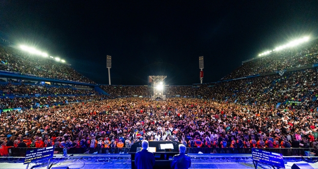 Franklin Graham reúne 75 mil pessoas no Estádio Vélez em duas noites de evangelismo durante o evento “Esperanza Buenos Aires”. (Foto: Associação Evangelística Billy Graham)