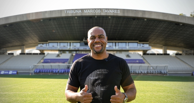 O ex-jogador brasileiro Marcos Tavares no estádio do NK Maribor. (Foto: Guiame/Marcos Paulo Correa)