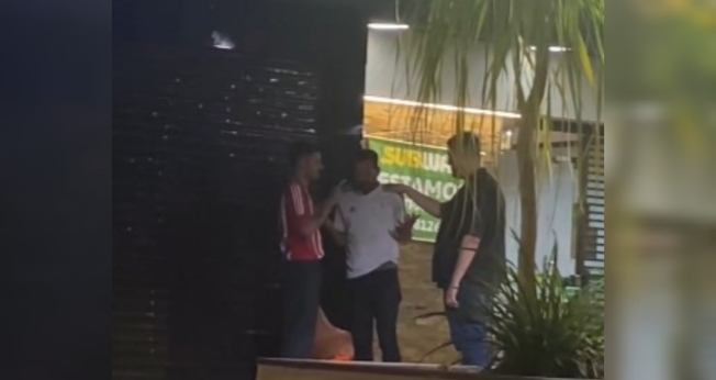 O evangelista João Paulo e outros cristãos oraram com o homem. (Foto: Reprodução/Instagram/João Paulo).