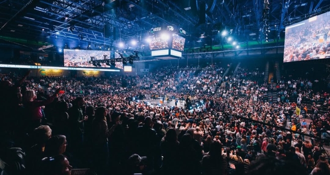 Uma multidão se reuniu para ouvir o Evangelho na Utah Valley University. (Foto: Instagram/Greg Laurie).