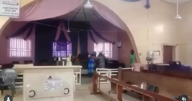 Igreja Apostólica de Cristo é atacada por jihadistas durante culto. (Captura de tela/Instagram/Lindaikejiblog)