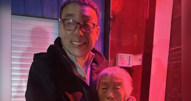Pastor Zhang Shaojie abraça sua mãe logo após deixar a prisão, depois de mais de uma década detido. (Foto: Release International)