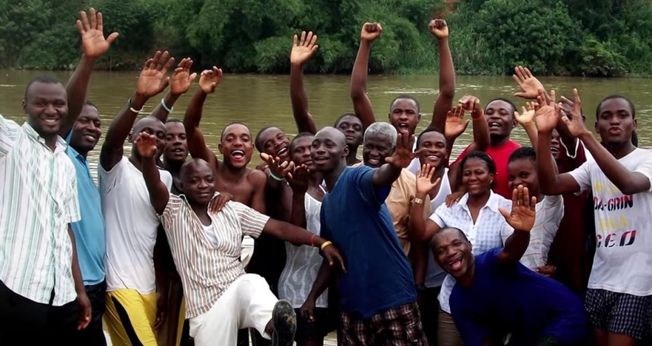 Ex-militantes que foram batizados pela JOCUM na Nigéria. (Foto: YWAM).
