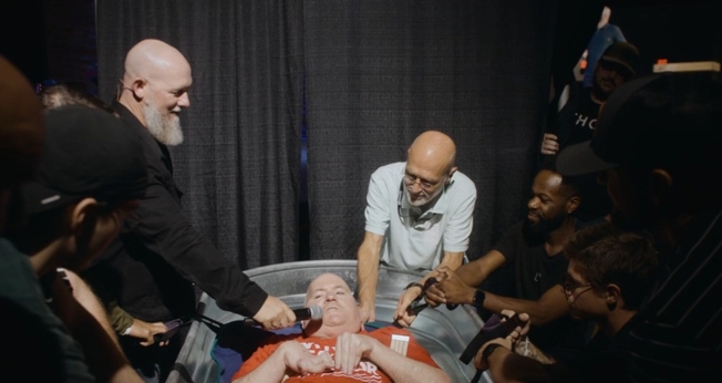 Joe Kriel foi batizado pouco antes de falecer. (Foto: Reprodução/YouTube/The Church of Eleven22).