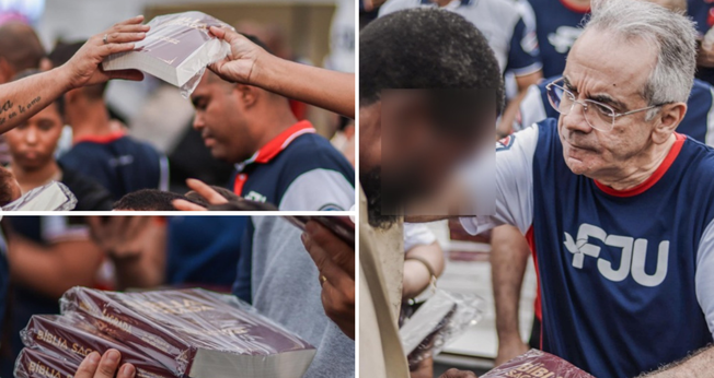 Voluntários distribuem Bíblias e oram pelos moradores da Vila Cruzeiro. (Foto: Universal.org)