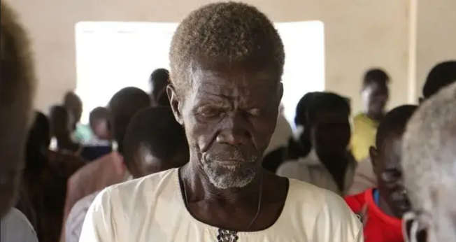 Cristão sudanês em oração. (Foto: Portas Abertas)