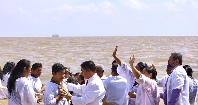 O batismo reuniu novos convertidos de diversas igrejas em Macapá. (Foto: Instagram/Prefeitura de Macapá).