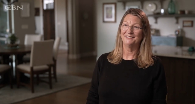 Lynne foi curada do câncer e da depressão. (Foto: Reprodução/CBN News).