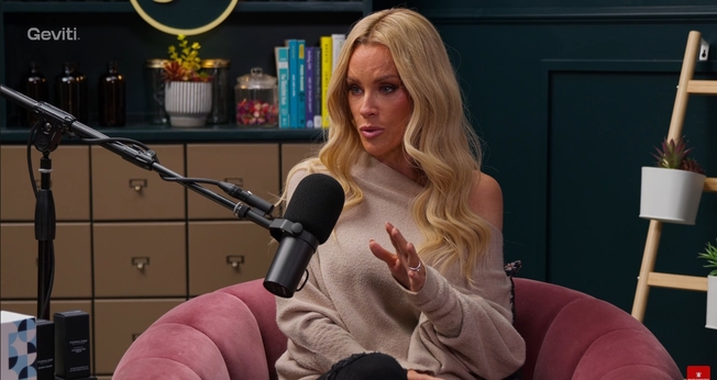 Jenny McCarthy revelou que passou por um despertar após a tragédia. (Foto: Reprodução/YouTube/Culture Apothecary).