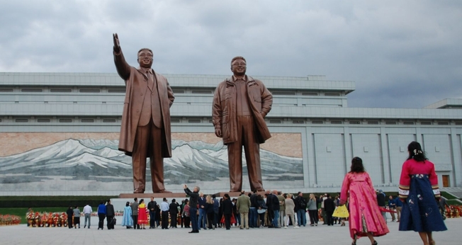 Na Coreia do Norte, a família regente é vista como divindade e exige adoração. (Foto: Portas Abertas)