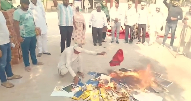 A queima de Bíblia durante o ataque. (Foto: Reprodução/Morning Star News)