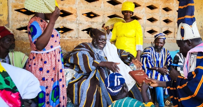 O povo Komba recebeu a Bíblia completa em sua língua. (Foto: Facebook/Lutheran Bible Translators).