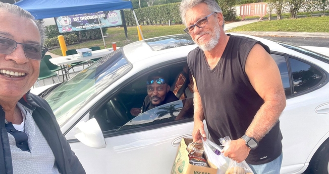 O drive-thru de oração. (Foto ReproduçãoAG News)
