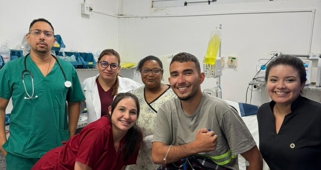 Roberto Farias Tomaz junto com equipe médica do Hospital Municipal de Antonina. (Foto: Sesa‑PR)