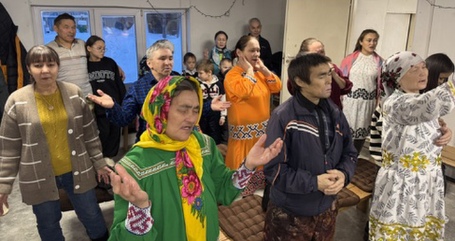Culto em uma igreja frequentada pelo povo indígena Khanty, da Sibéria Ocidental. (Foto: Divulgação)