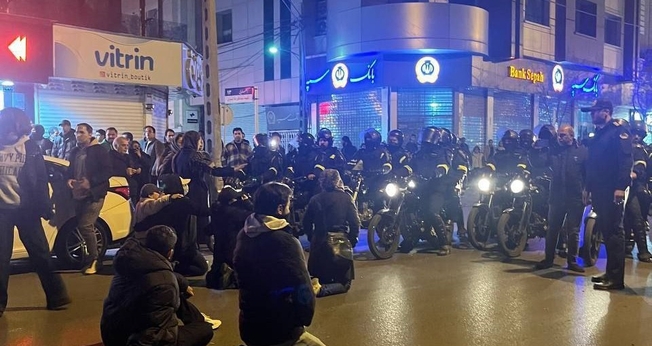 Jovens manifestantes enfrentando as forças paramilitares Basij durante os protestos iranianos em 2 de janeiro de 2026, em Mashhad, Irã. (Foto: Wikimedia)