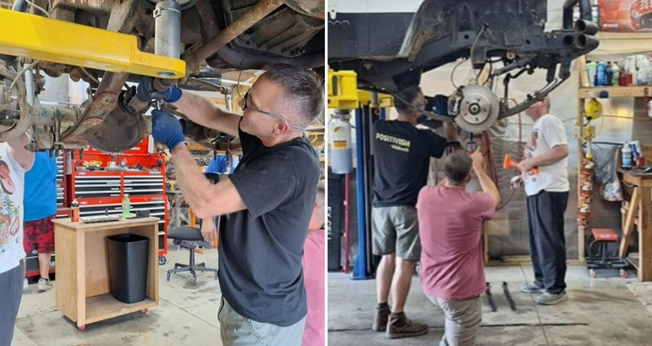 Os cristãos costumam evangelizar os moradores enquanto consertam seus veículos. (Foto: Reprodução/AG News)