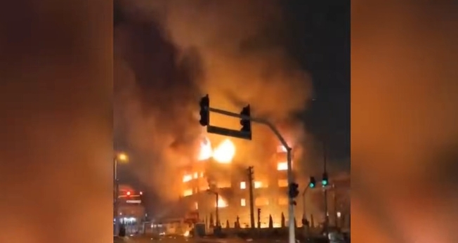 Irã ativa 'cidades de mísseis' em resposta à revolta, enquanto bloqueio da internet gera temor de 'massacre'. (Captura de tela/YouTube/The Sun)