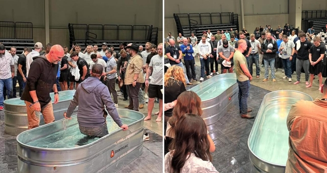 Os batismos foram improvisados no salão do evento. (Foto: Reprodução/Instagram/Clayton King)