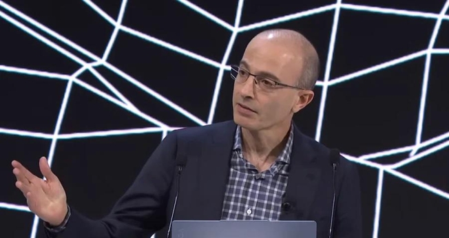 O professor e historiador Yuval Noah Harari em Davos, na Suíça, em 2026. (Foto: YouTube/ Fórum Econômico Mundial)