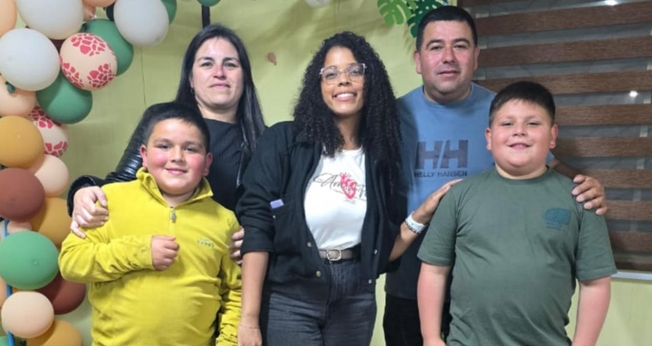 A família e Daniela. (Foto: Reprodução/Junta de Missões Mundiais)