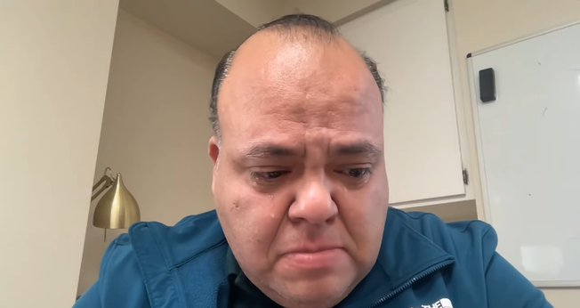 Pastor iraniano Ara Torosian se emociona ao ouvir relato sobre um compatriota morto após repressão violenta do regime. (Captura de tela/YouTube/CBN News)