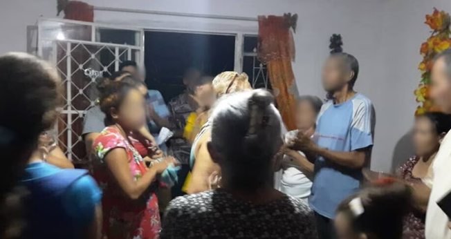 Cristãos cubanos reunidos em um culto doméstico. (Foto: Portas Abertas)