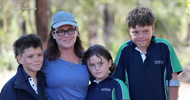 Austin Appelbee (à direita) fala sobre o incidente ao lado da mãe, Joanne, da irmã Grace, e do irmão, Beau. (Captura de tela/ABC Australia)