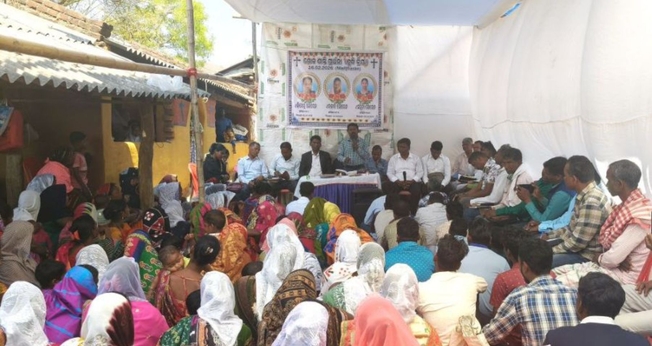 A reunião de oração após o crime. (Foto: Reprodução/Morning Star News)