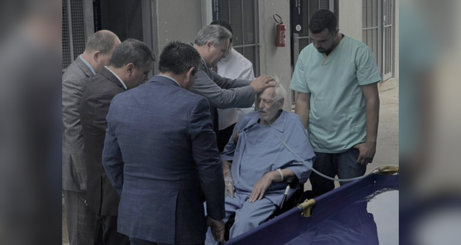 Momento do batismo de um paciente idoso dentro do hospital. (Foto: Instagram/josezerbetto)