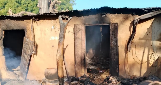 Casa incendiada em ataque na Nigéria. (Foto representativa: Portas Abertas)