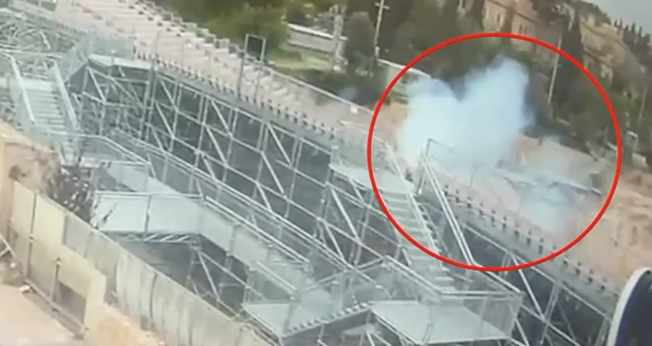 Fumaça sobe do local onde caiu a ogiva de um míssil balístico iraniano, próximo à Cidade Velha de Jerusalém. (Captura de tela/ Departamento de Porta-Vozes da Polícia de Israel)