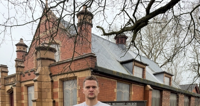 Samuel Leeds em frente a uma igreja metodista. (Foto: X/Samuel Leeds)