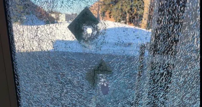 Uma janela da sinagoga Temple Emanu-El, em Toronto, apresenta marcas de balas após disparos atingirem o prédio em 3 de março de 2026. (Foto: CAM)
