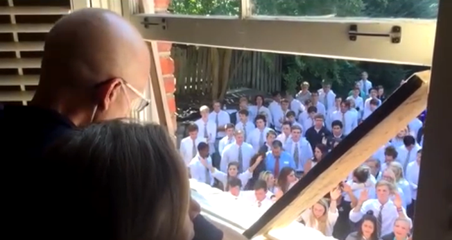Alunos em frente à casa do professor Ben Ellis, em Nashville. (captura de tela/Instagram/ourtruegod)