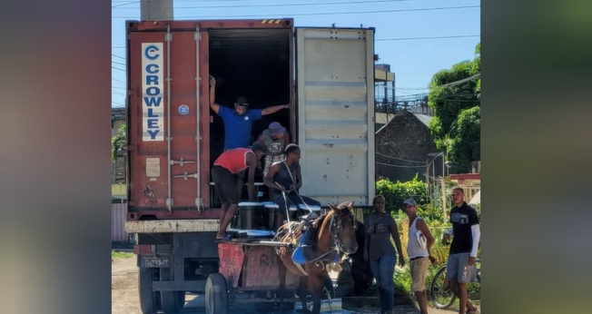 Os suprimentos de emergência foram distribuídos pelas igrejas em carroças. (Foto: BIC Church of Cuba/Samuel Diaz).