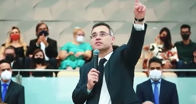 Ministro do STF, André Mendonça testemunha profecia recebida em culto há quase três décadas. (Captura de tela/YouTube/AuriVerde Brasil)
