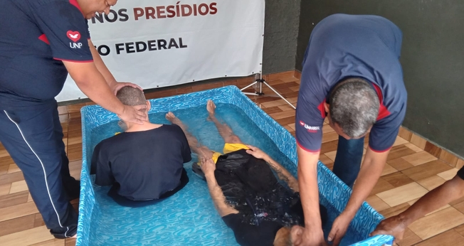 Os evangelistas batizaram 52 detentos em uma piscina. (Fotos: UNP de Brasília).